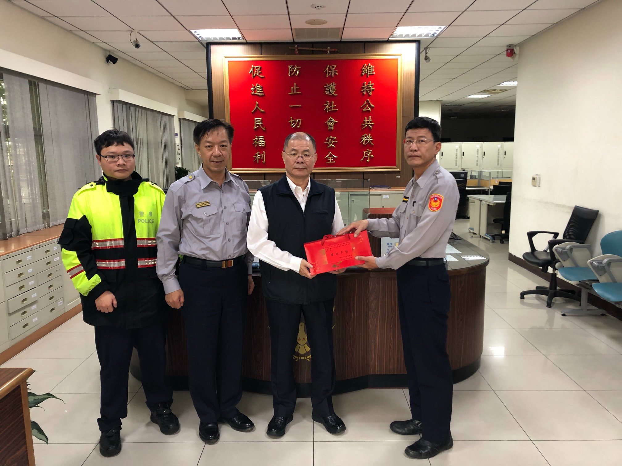 警察局胡木源局長特至本分局彭厝派出所與林温柔分局長及彭厝所副所長蔡境棍合影留念