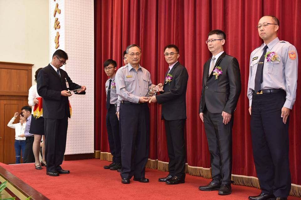 署長陳家欽與本分局偵查隊小隊長許庭芳合影留念