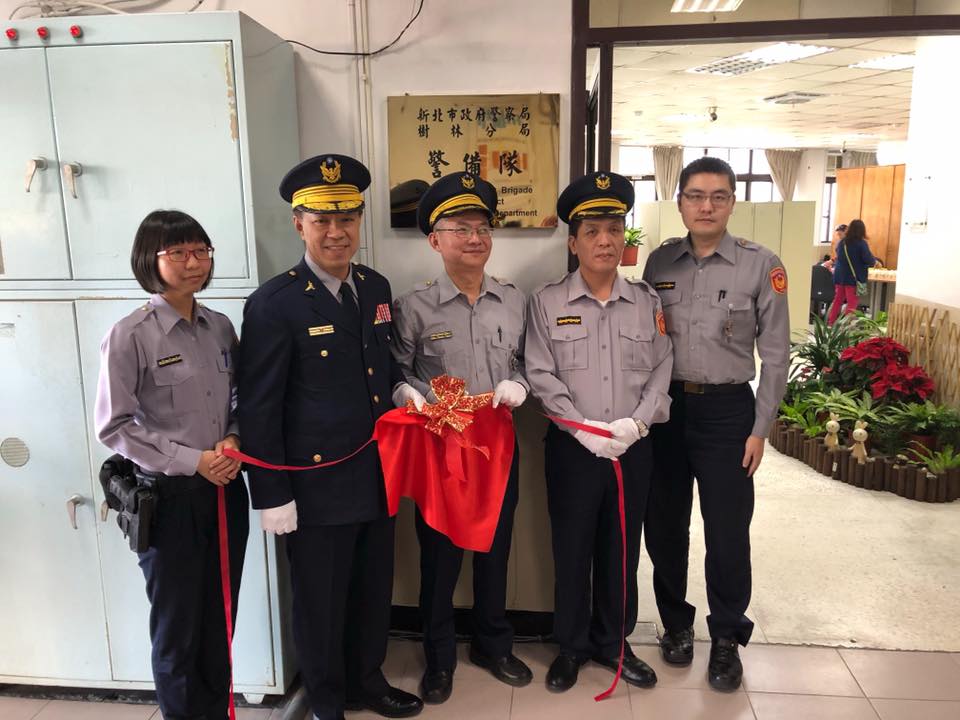 分局長林温柔與警備隊同仁合影