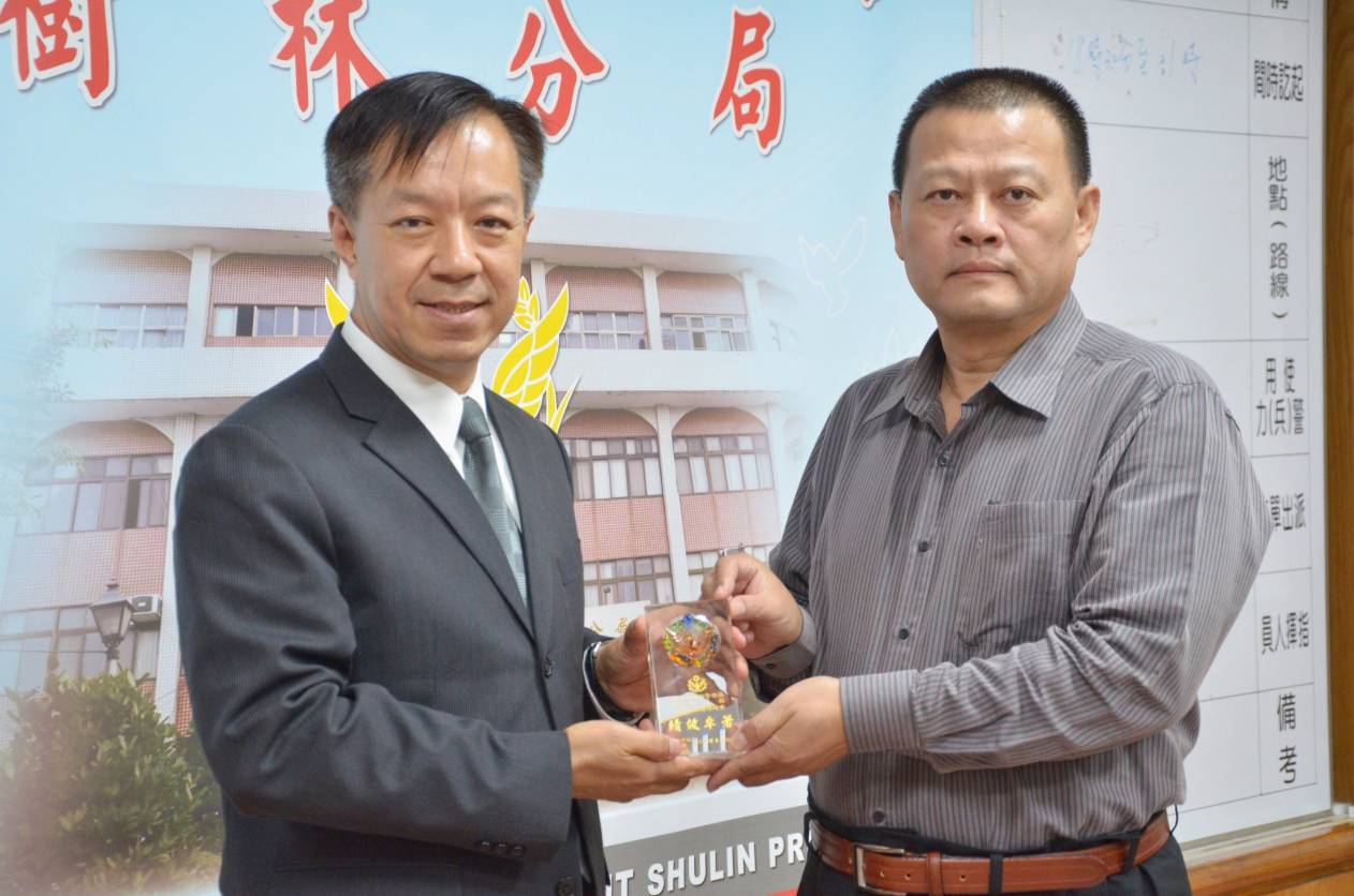 本分局林温柔分局長特利用分局晚報時間轉頒偵查隊隊長廖武郎獎牌座