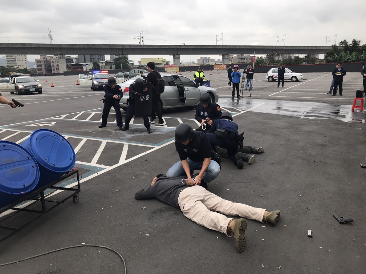 歹徒終在優勢警力及心戰喊話下棄械投降