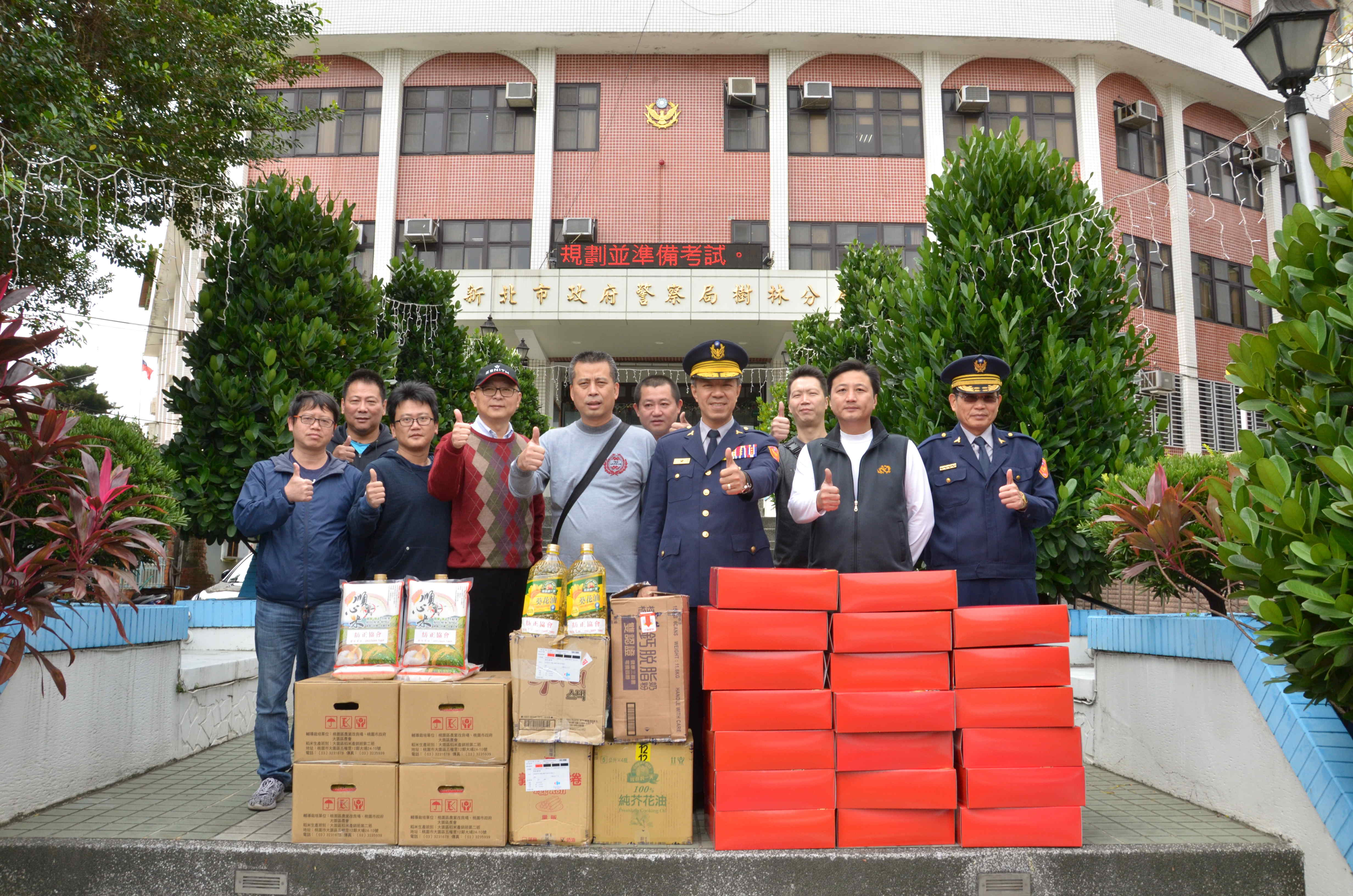 分局長林温柔與紡正協會會長李昆源一同於分局前合影留念