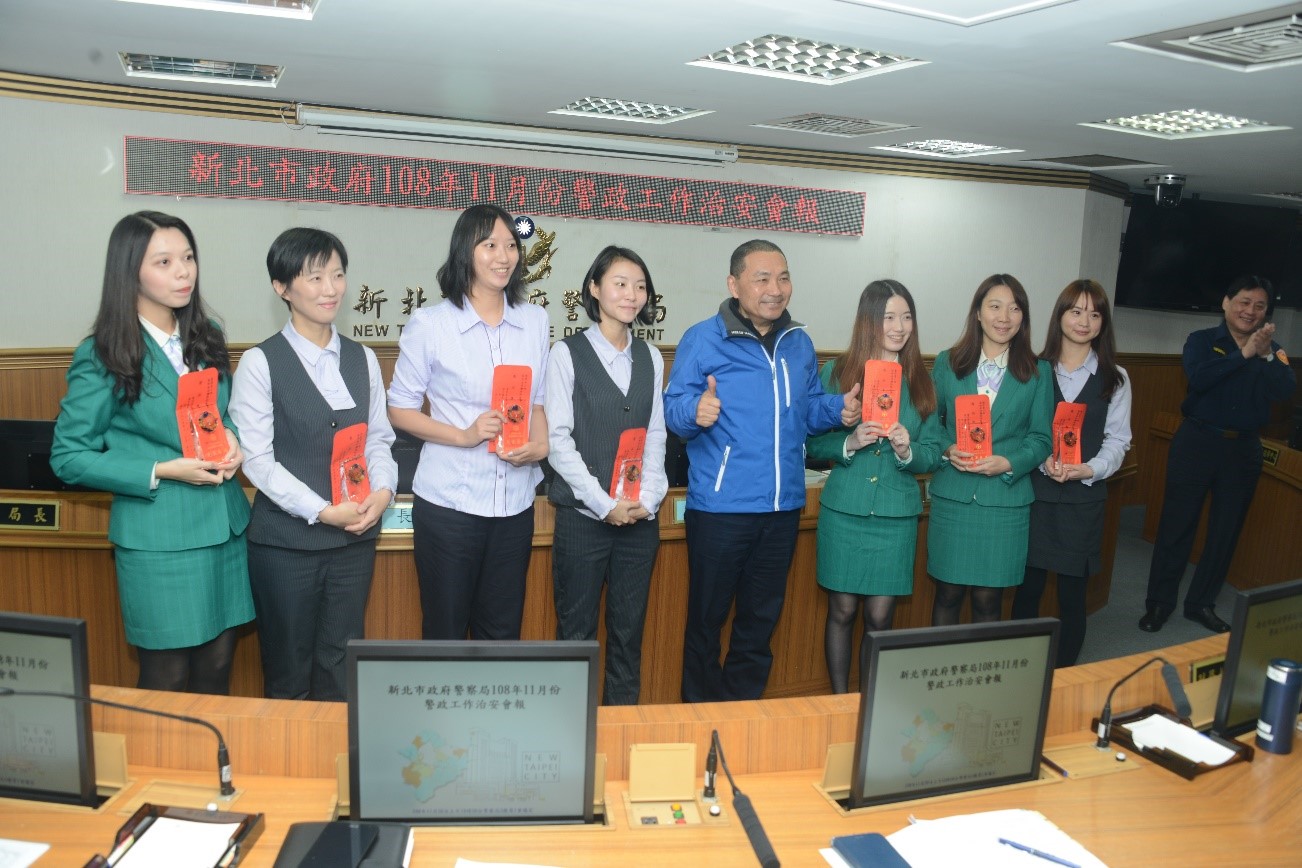 2.新北市政府108年11月份警政工作治安會報，市長與攔阻有功人員合影