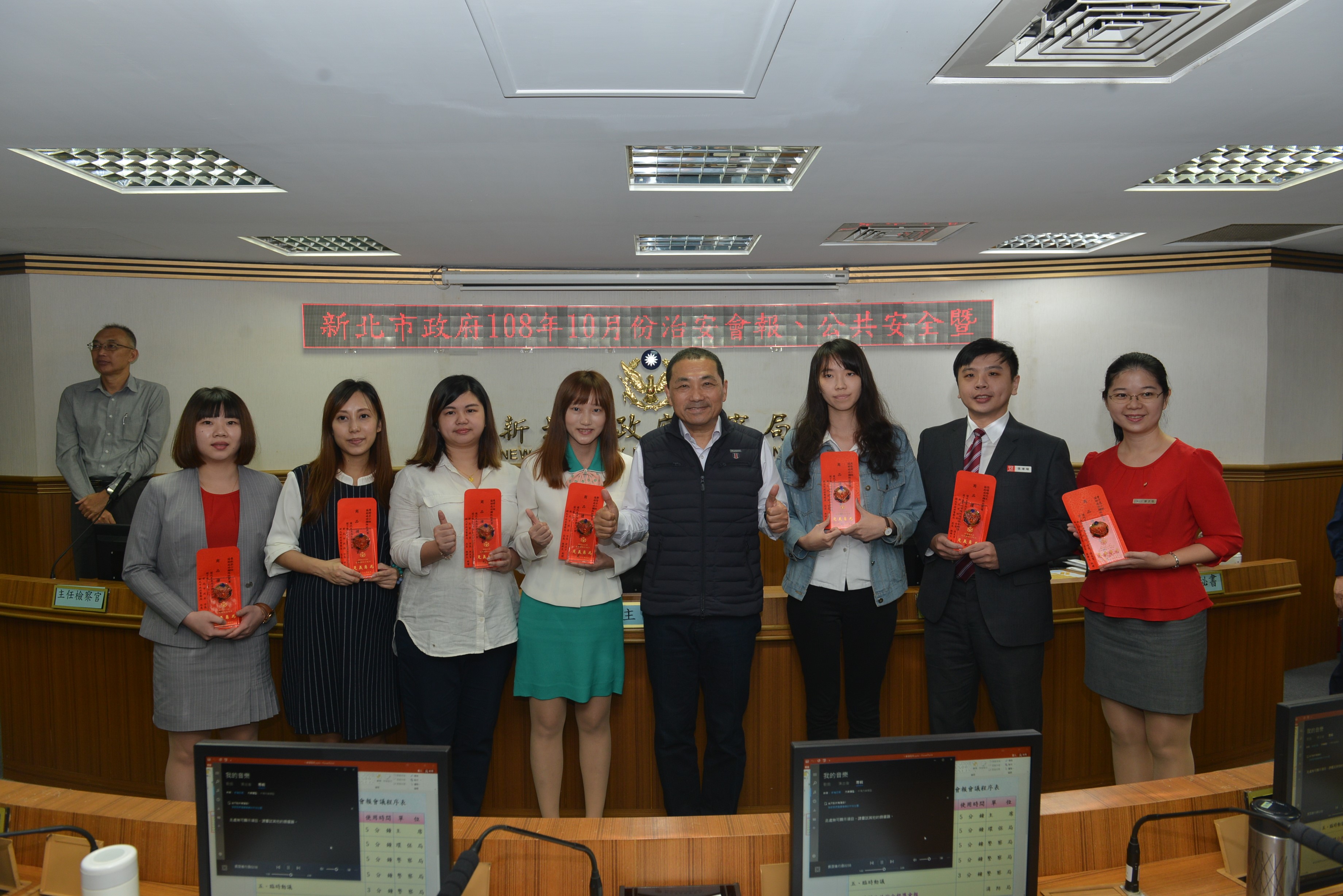 3.新北市政府108年10月份治安會報，市長與攔阻有功人員合影