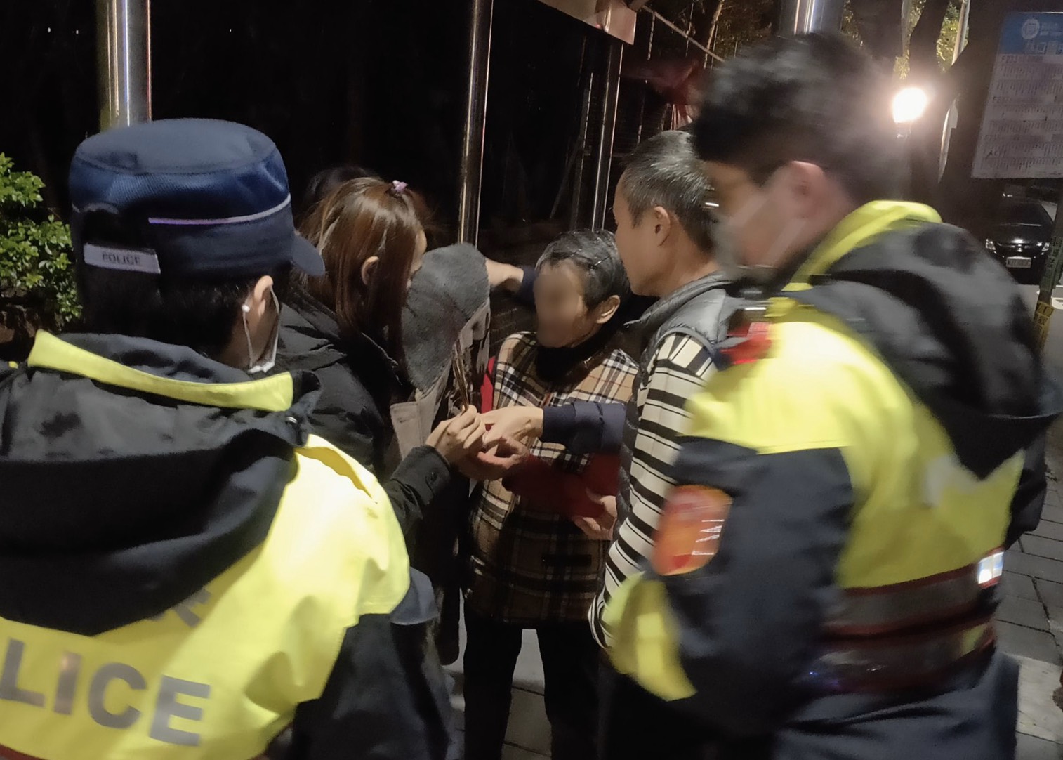 老嫗寒夜迷途