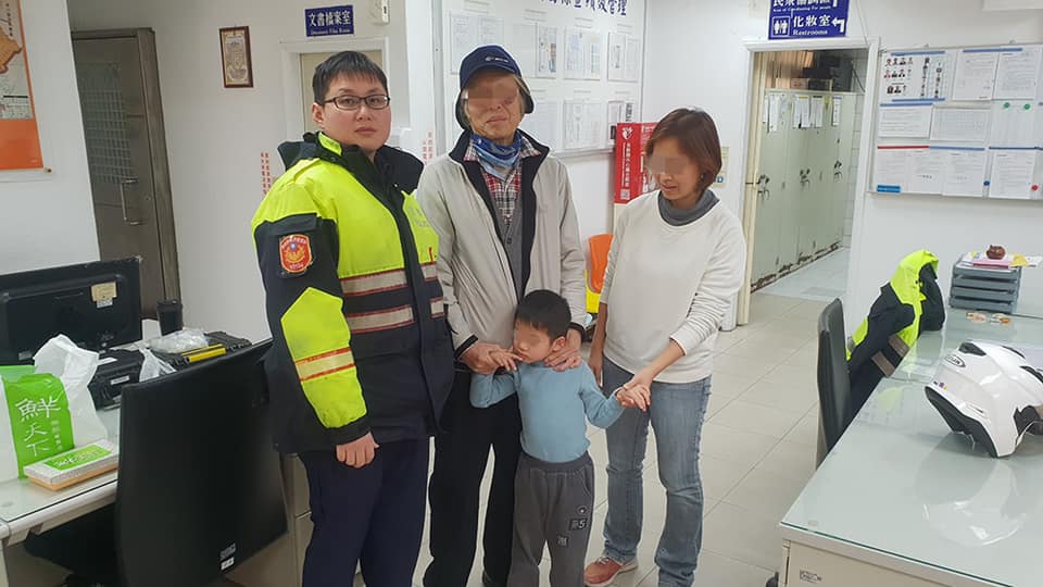 林口暖警協助返家