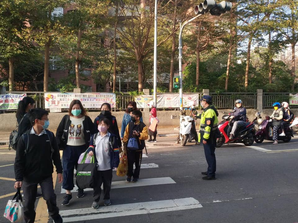 員警護學童過馬路