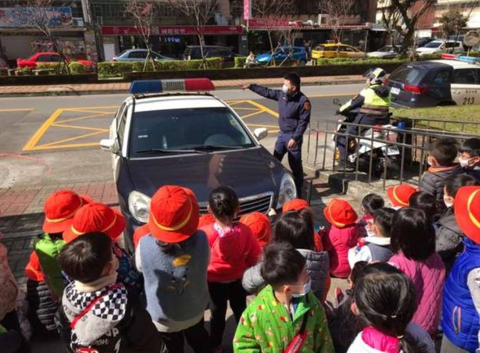 幼兒園童參訪警局