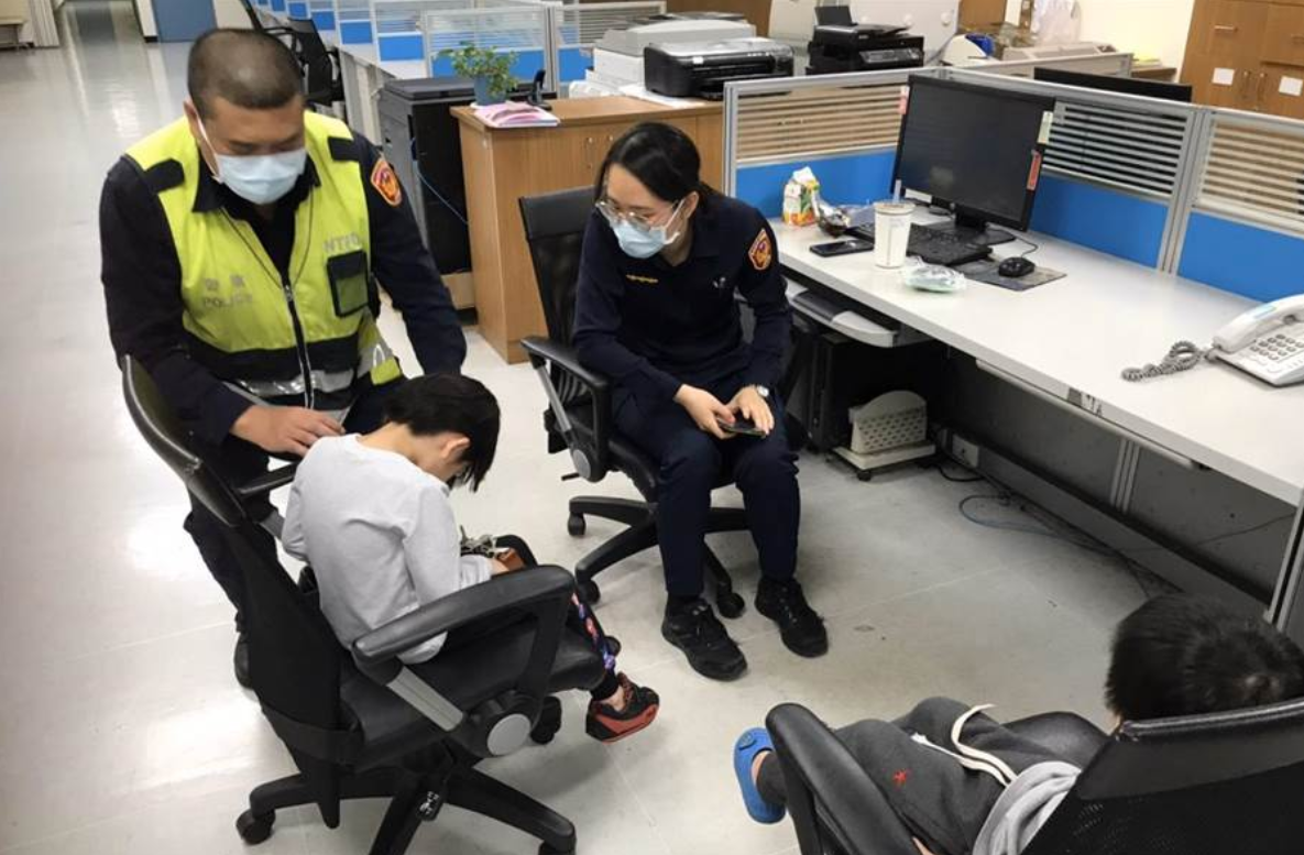 派出所員警輪流陪孩子遊玩