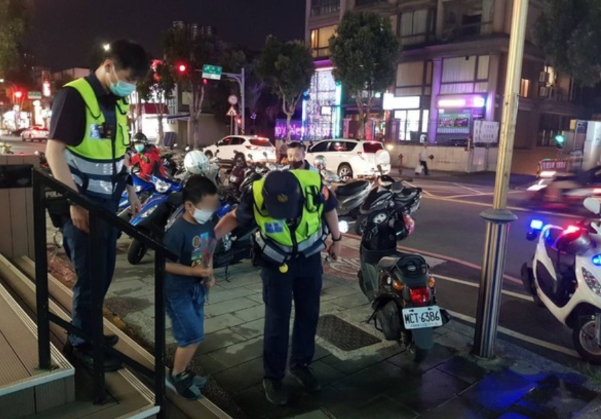 男童與阿嬤走失獨自坐在診所外電動搖椅，員警到場將他帶回