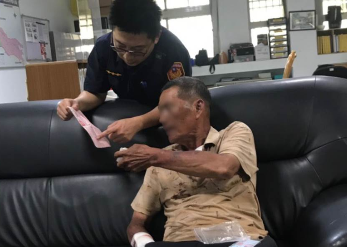 一名70歲老翁因記憶力衰退，竟然從台南一路向北騎到林口，所幸員警及時趕到，並通知家人帶回