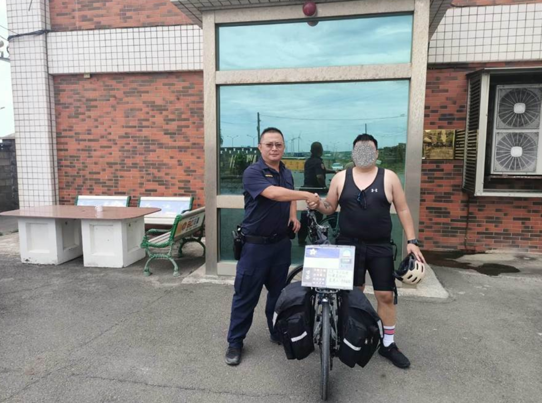25歲溫姓香港籍學生環島險昏頭，林口警分局下福派出所員警提供運動飲料、水果助消暑。