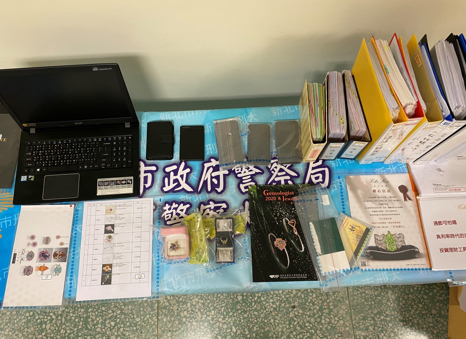 主嫌蘇0(48歲)，經營彩石珠寶買賣，涉嫌自105年起，以投資保本、保證獲利等話術，推出、行銷珠寶