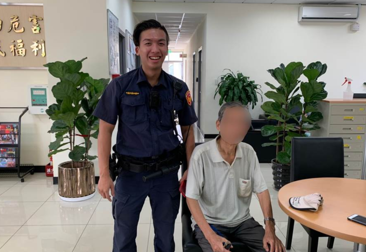 8旬老翁離家百尺苦思回家的路，林口暖警貼心助返家