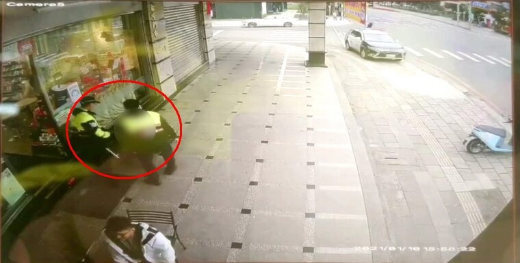 8旬嬤帶孫寒冬出門路倒 警暖心送醫助團圓