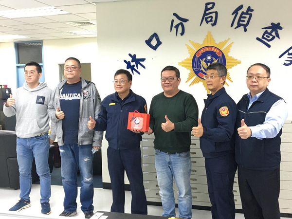 賴警政監來登頒發破案茶