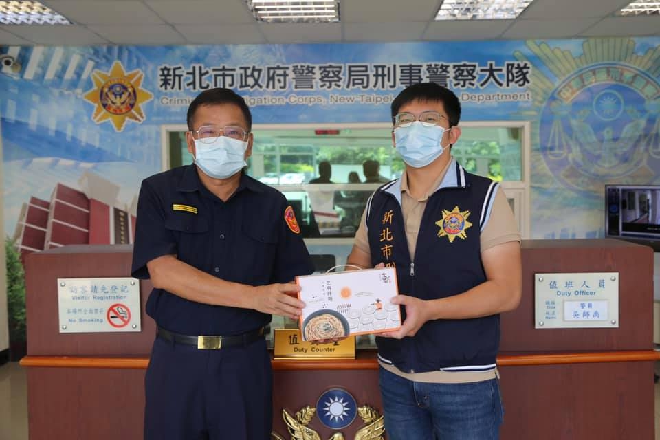 賴警政監來登代表局長黃宗仁(阿仁哥)於7月(14)日蒞臨本大隊偵五隊頒發2案破案麵