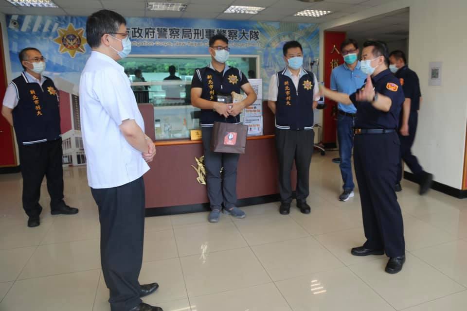 黃副局長代表局長至本大隊偵二隊頒發破案咖-3