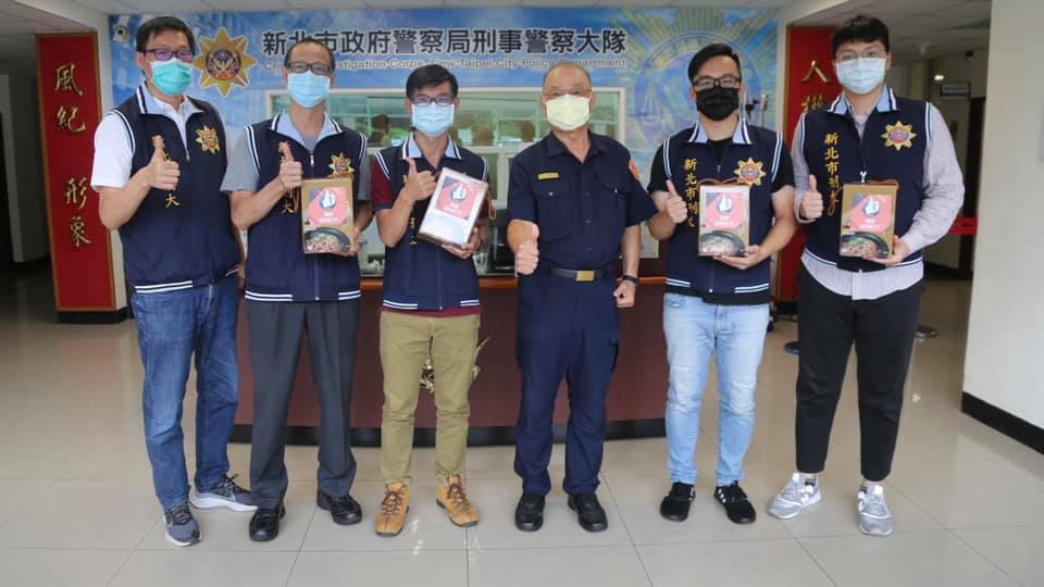 邱警政監念興代表局長黃宗仁(阿仁哥)於本(13)日蒞臨本大隊偵六隊頒發破案麵
