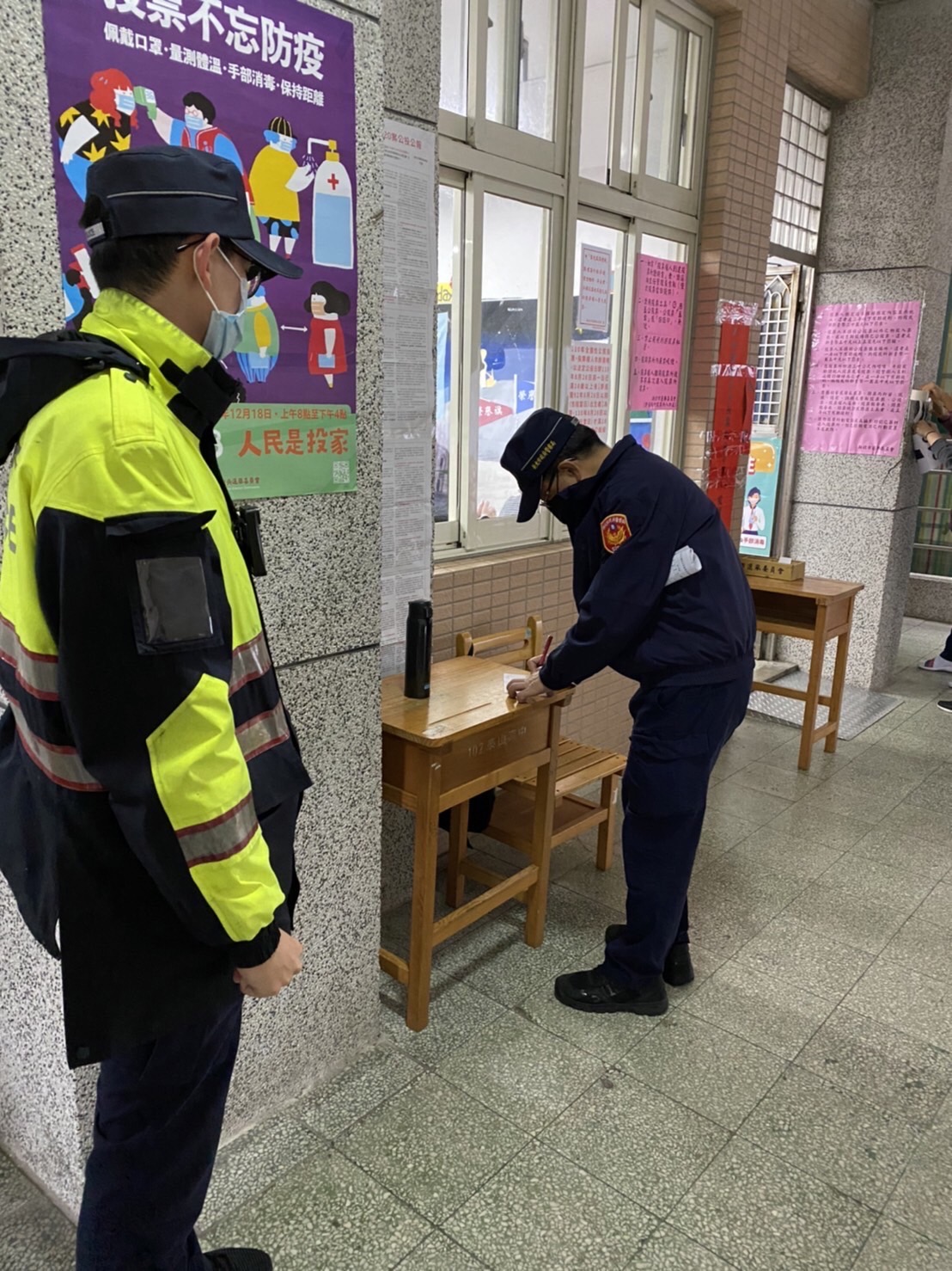 全國公投遇冷颼天氣 林口警拂曉全力維安