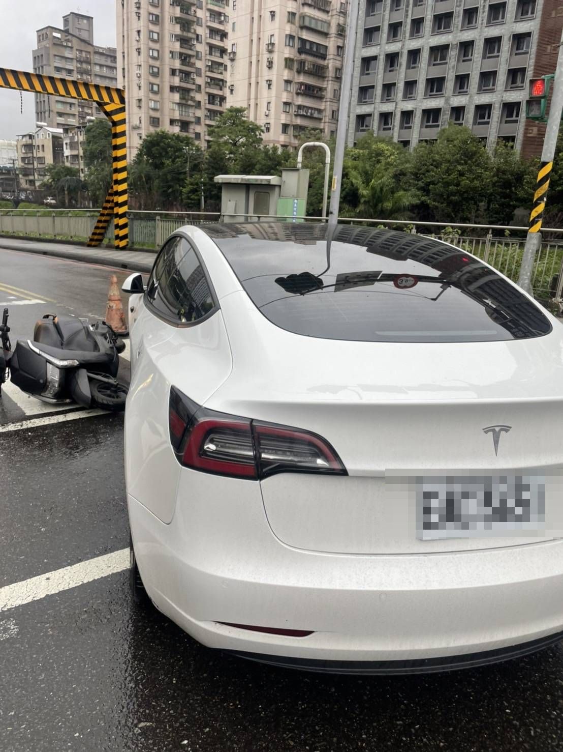 9電動車駕駛轉彎不慎擦撞待轉機車 汐警協助送醫無大礙-1