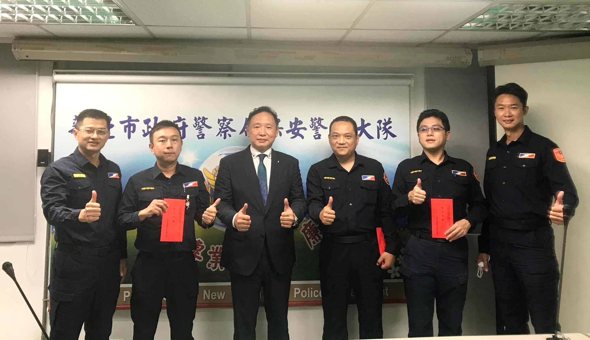 義警大隊長頒發獎金大合照