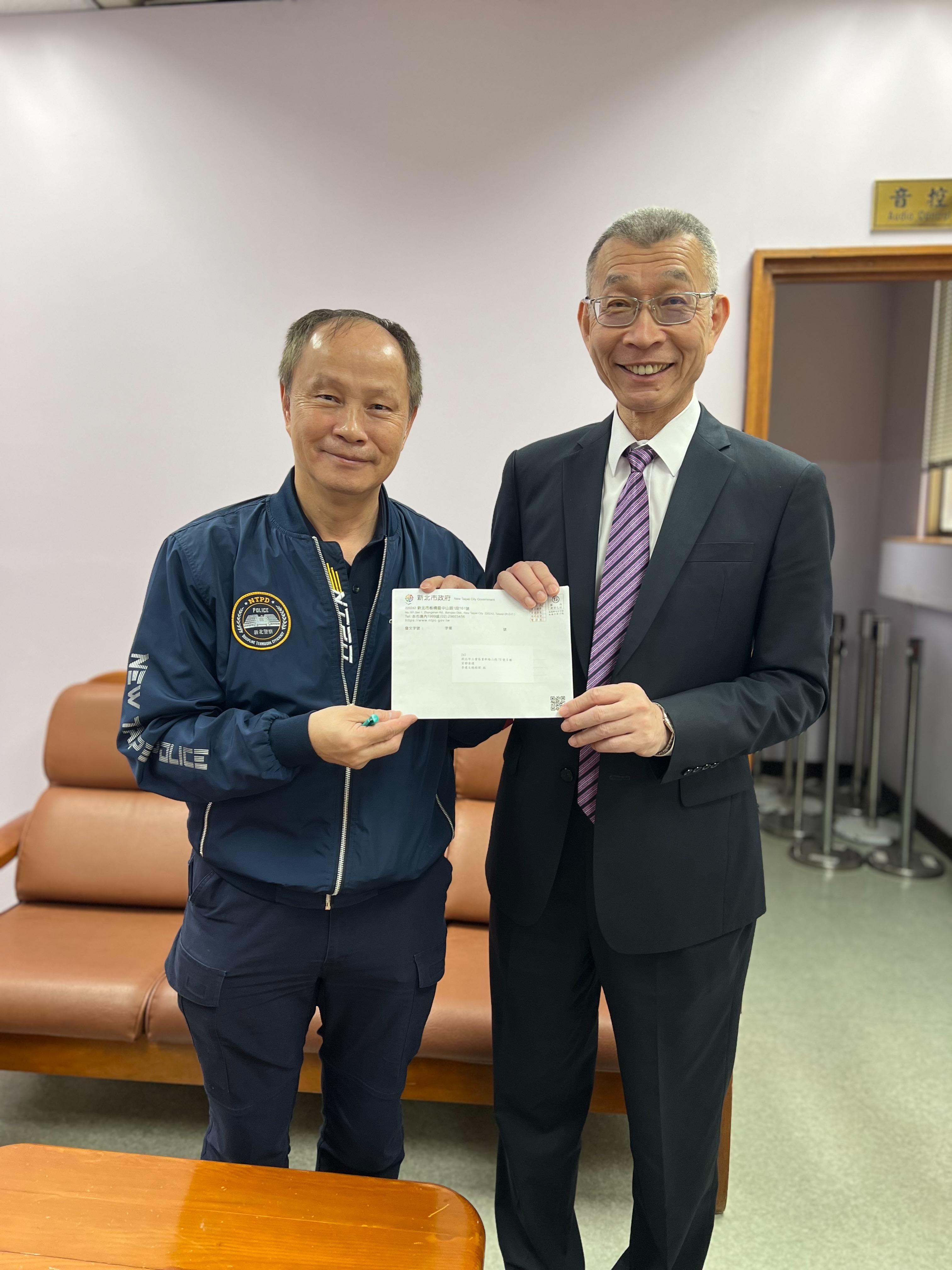 大隊長與首都客運總經理合照