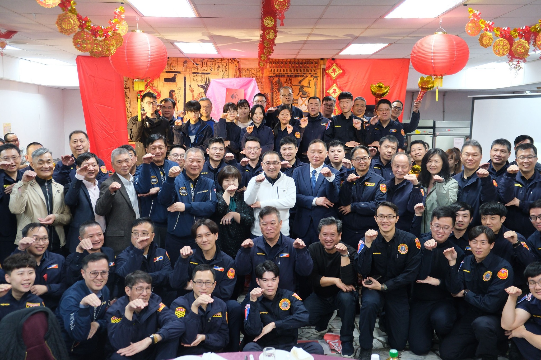 市長侯友宜慰勞年節執勤員警與基層提前圍爐